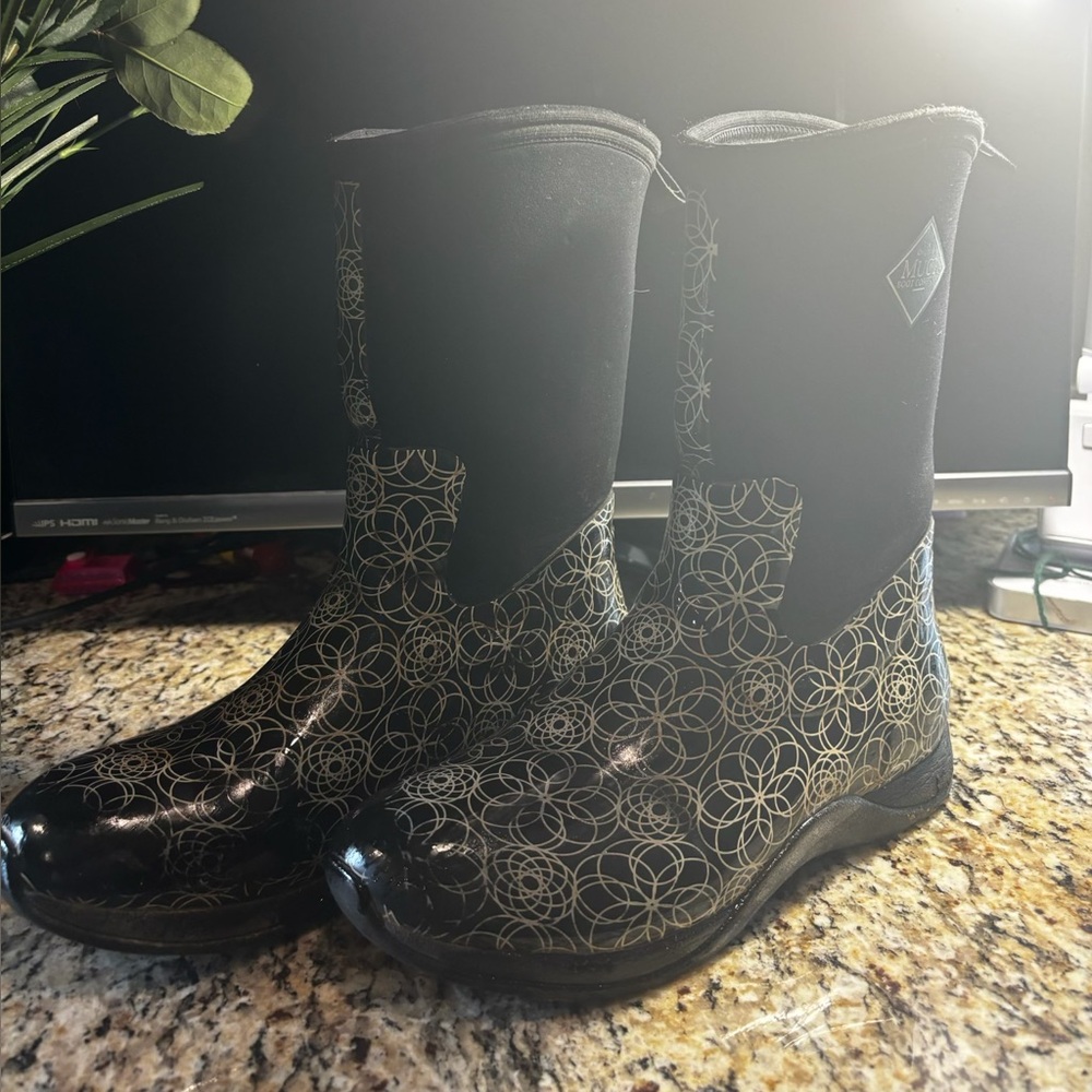Muck Boots Waterproof Mid-Calf Garden/Rain Boots – Women’s 9